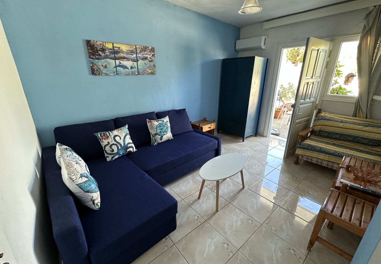 House in Skiathos - 2 bedrooms and courtyard in town 