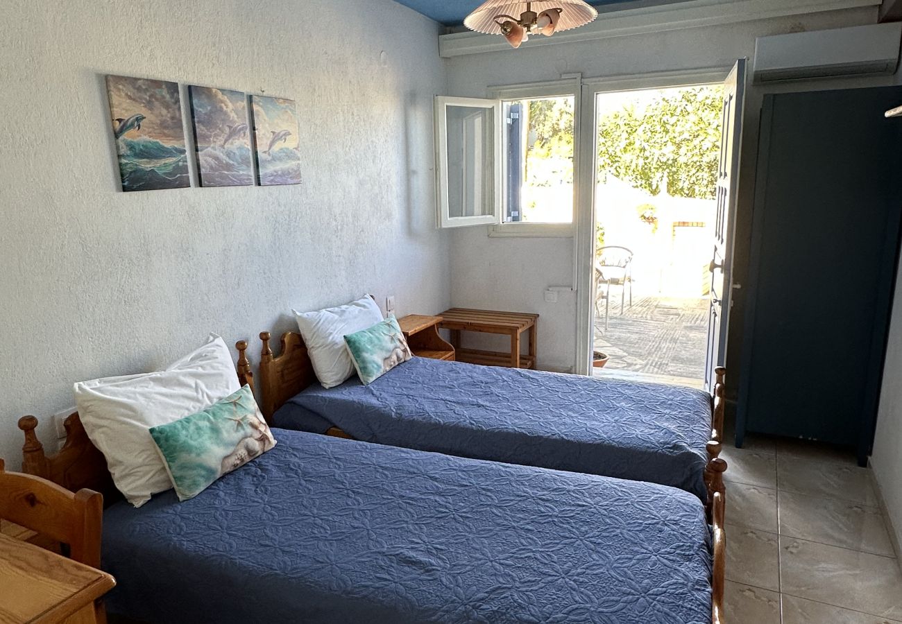 House in Skiathos - 2 bedrooms and courtyard in town 