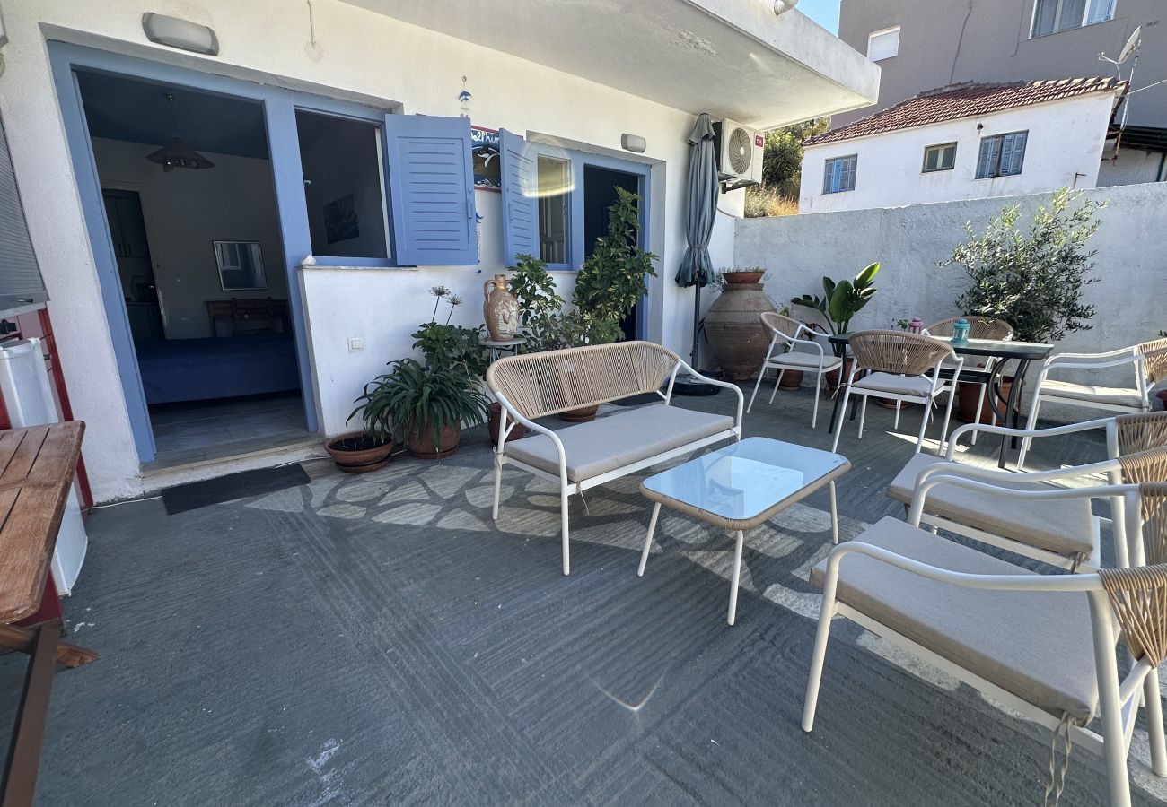 House in Skiathos - 2 bedrooms and courtyard in town 