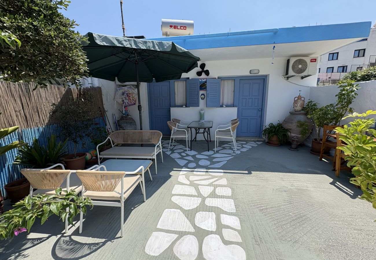House in Skiathos - Blue Dolphins, 2 bedrooms and quiet courtyard in town 