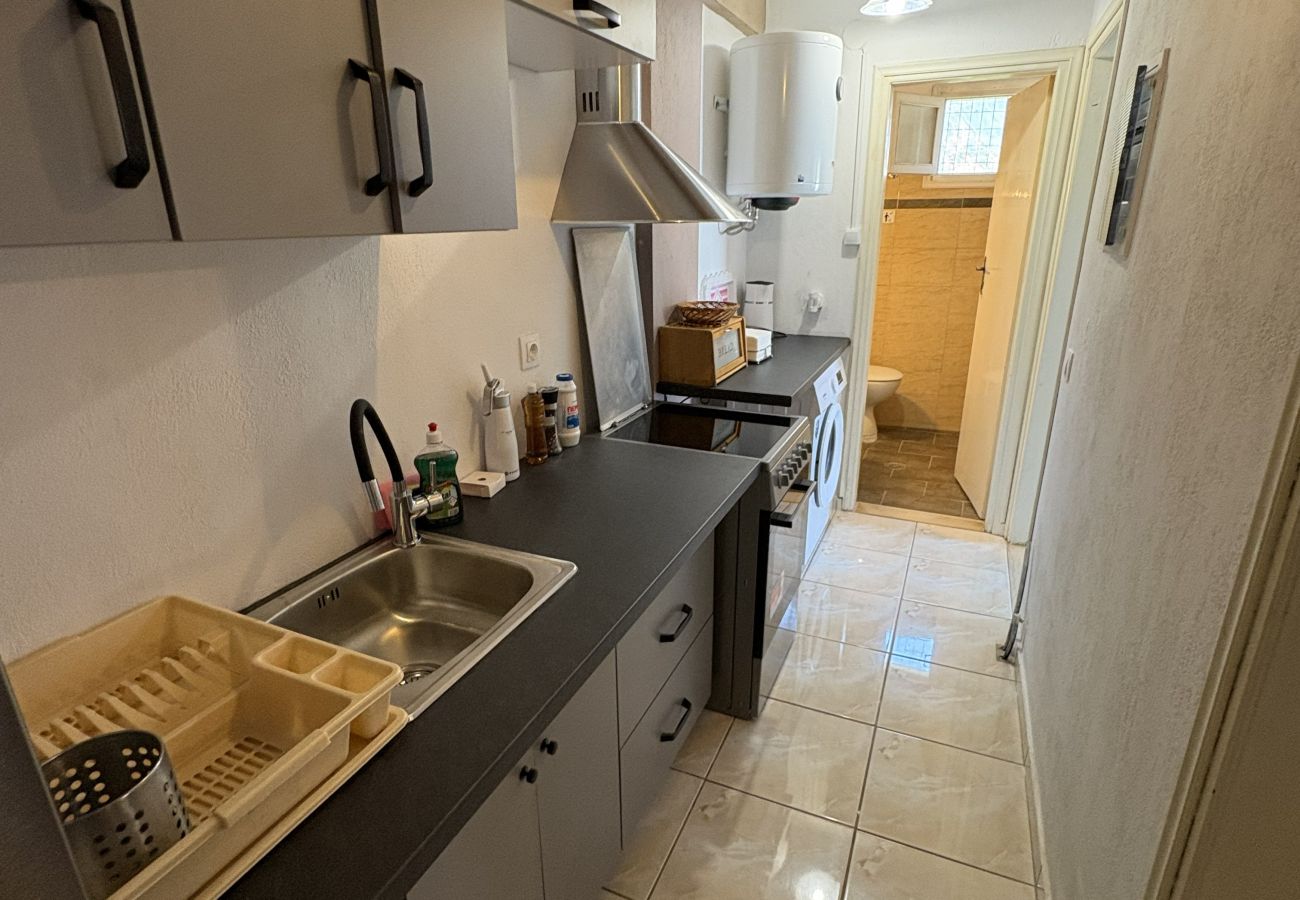 House in Skiathos - Blue Dolphins, 2 bedrooms and quiet courtyard in town 