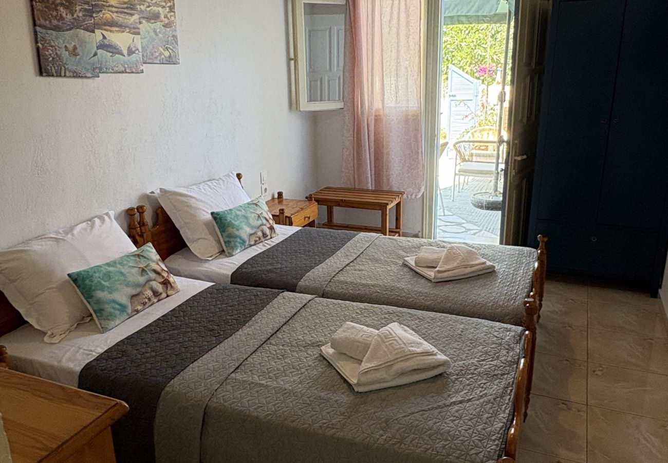 House in Skiathos - Blue Dolphins, 2 bedrooms and quiet courtyard in town 