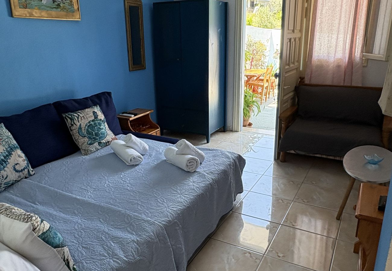 House in Skiathos - Blue Dolphins, 2 bedrooms and quiet courtyard in town 