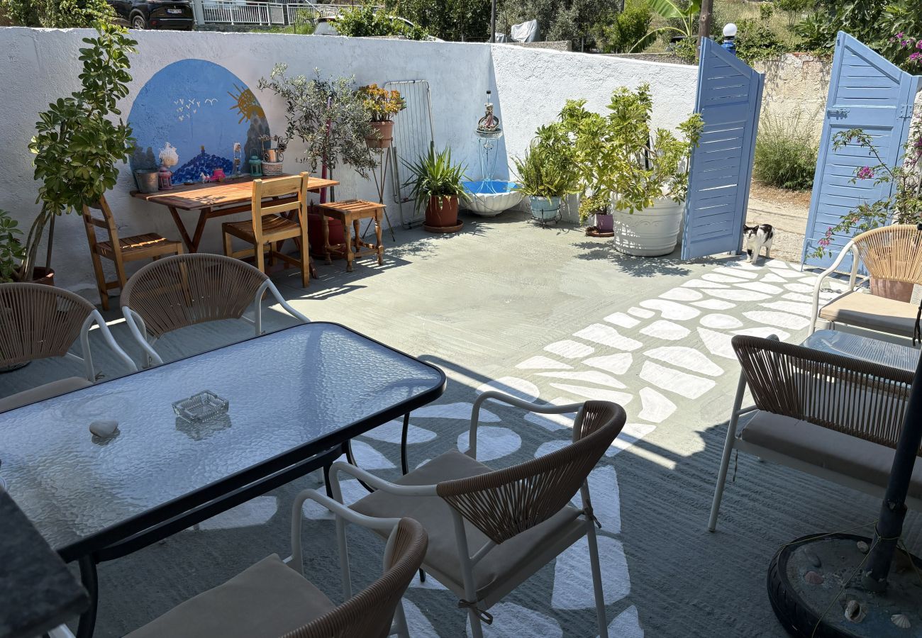 House in Skiathos - Blue Dolphins, 2 bedrooms and quiet courtyard in town 