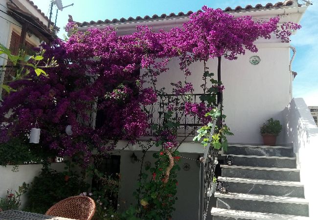 House in Skiathos - Louloudi, charming townhouse with flowery courtyard