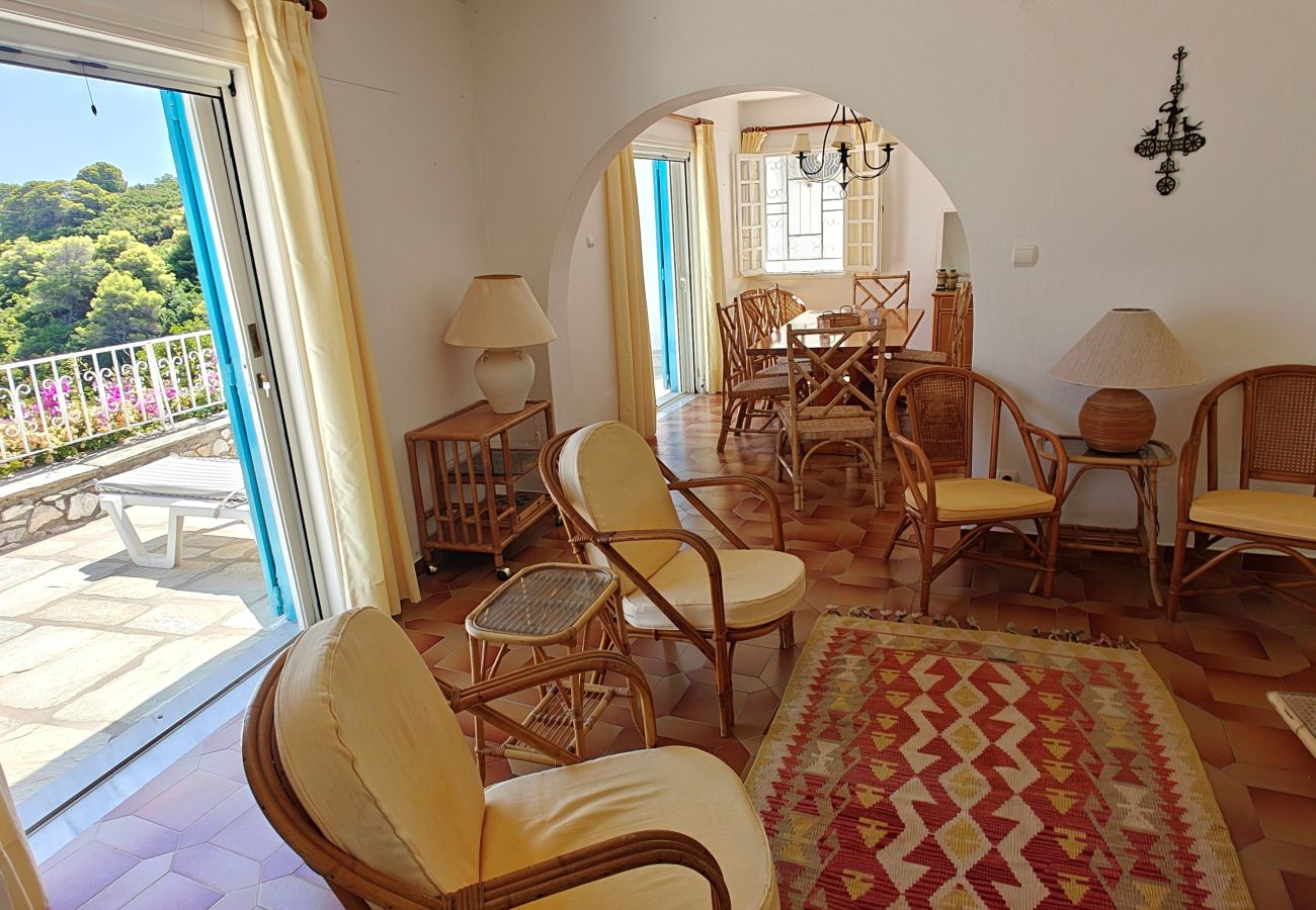 Villa in Skiathos - Villa Eirini, bright and airy 4-bedroomed villa with magical seaviews