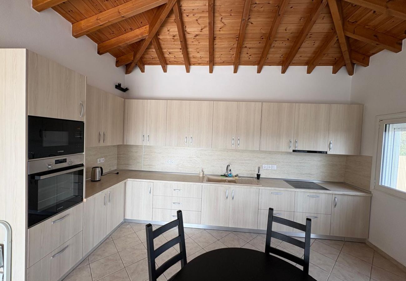 Villa in Kalivia - Roni – Spacious 3-Bedroom Villa with a Lovely Pool