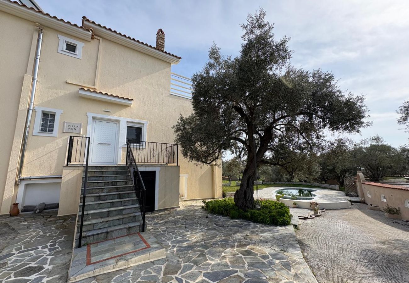 Villa in Kalivia - Roni – Spacious 3-Bedroom Villa with a Lovely Pool