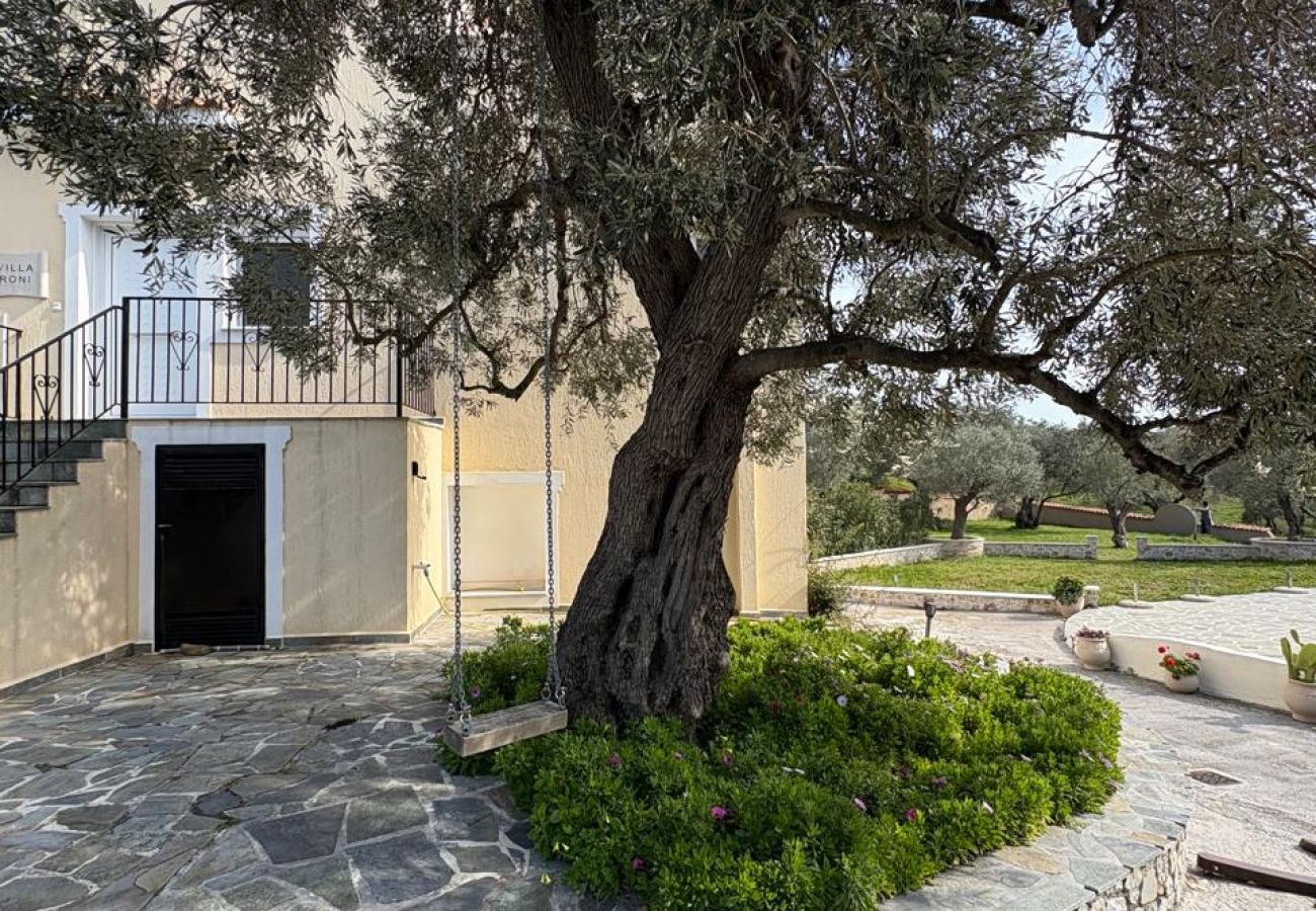 Villa in Kalivia - Roni – Spacious 3-Bedroom Villa with a Lovely Pool