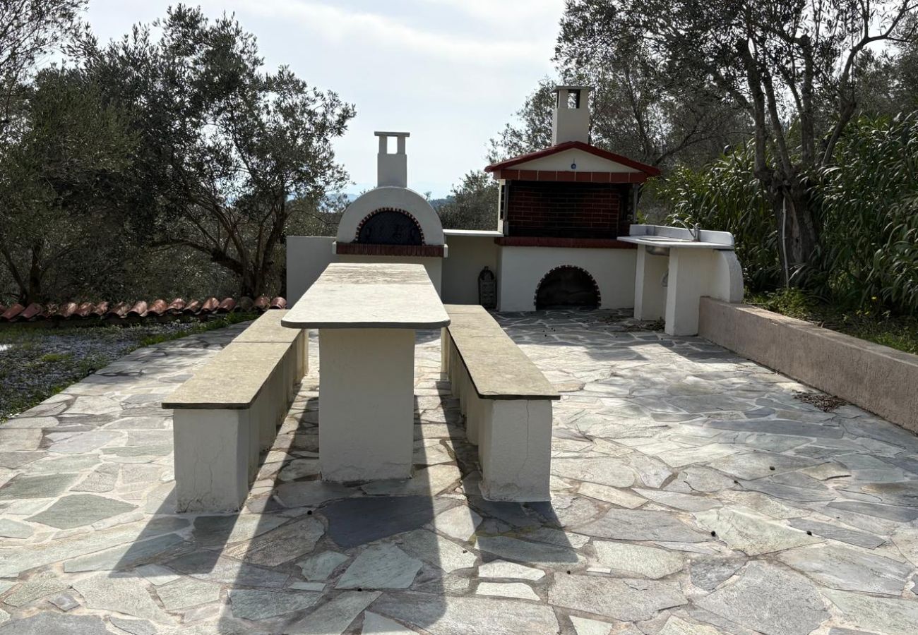 Villa in Kalivia - Roni – Spacious 3-Bedroom Villa with a Lovely Pool