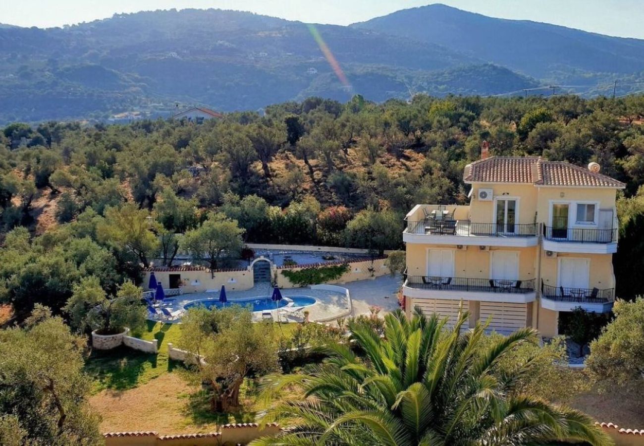 Villa in Kalivia - Roni – Spacious 3-Bedroom Villa with a Lovely Pool