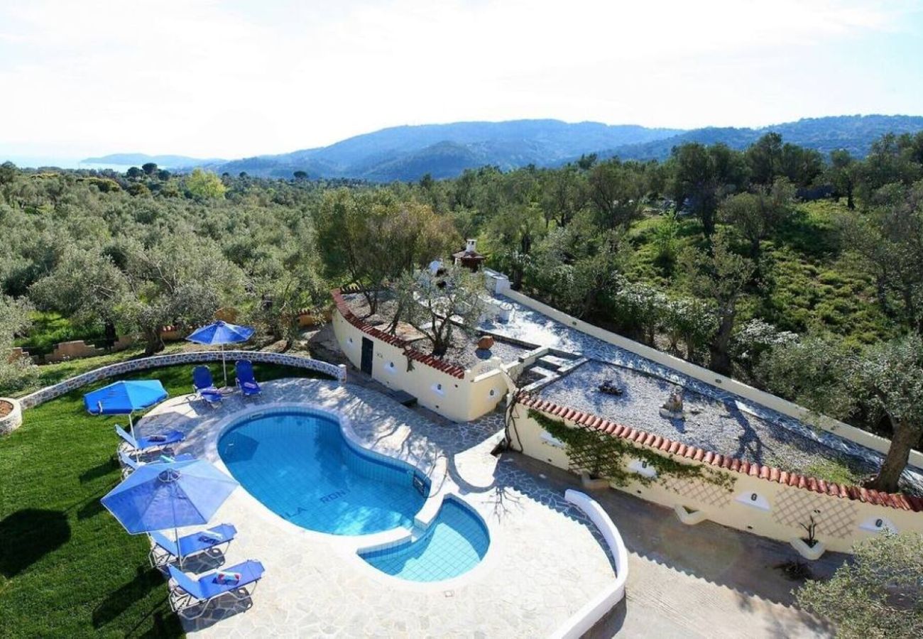 Villa in Kalivia - Roni – Spacious 3-Bedroom Villa with a Lovely Pool