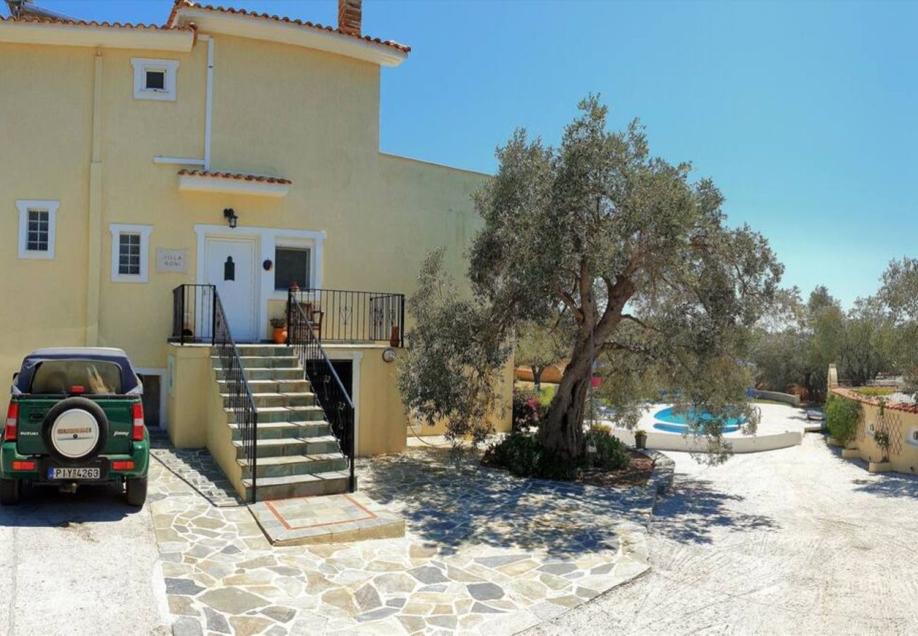 Villa in Kalivia - Roni – Spacious 3-Bedroom Villa with a Lovely Pool