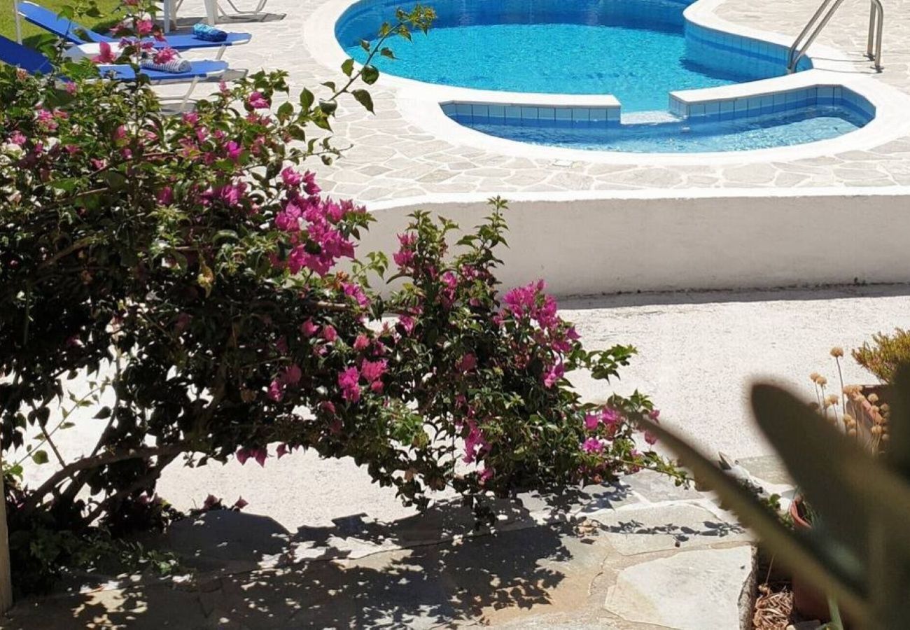 Villa in Kalivia - Roni – Spacious 3-Bedroom Villa with a Lovely Pool