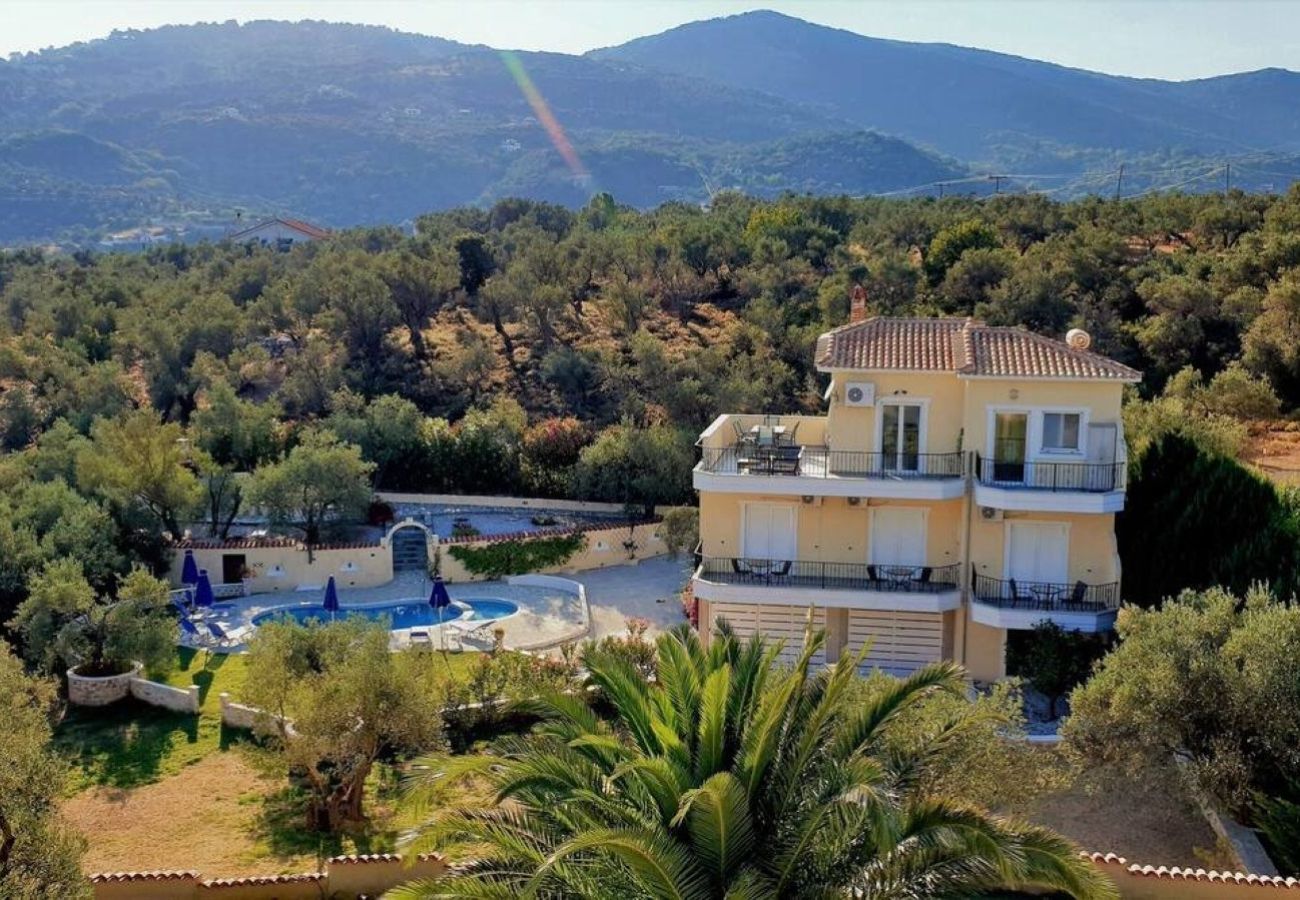 Villa in Kalivia - Roni – Spacious 3-Bedroom Villa with a Lovely Pool