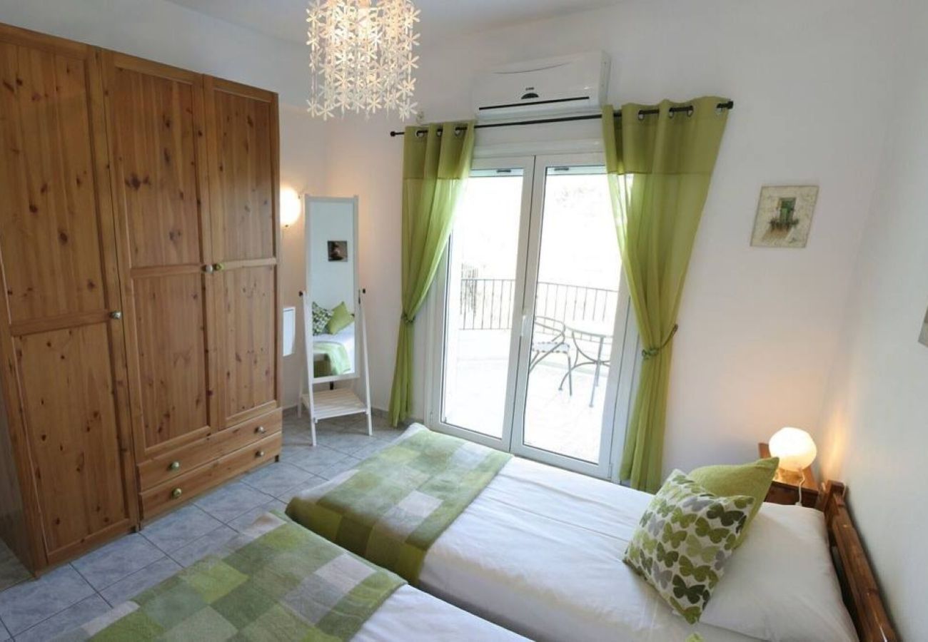 Villa in Kalivia - Roni – Spacious 3-Bedroom Villa with a Lovely Pool