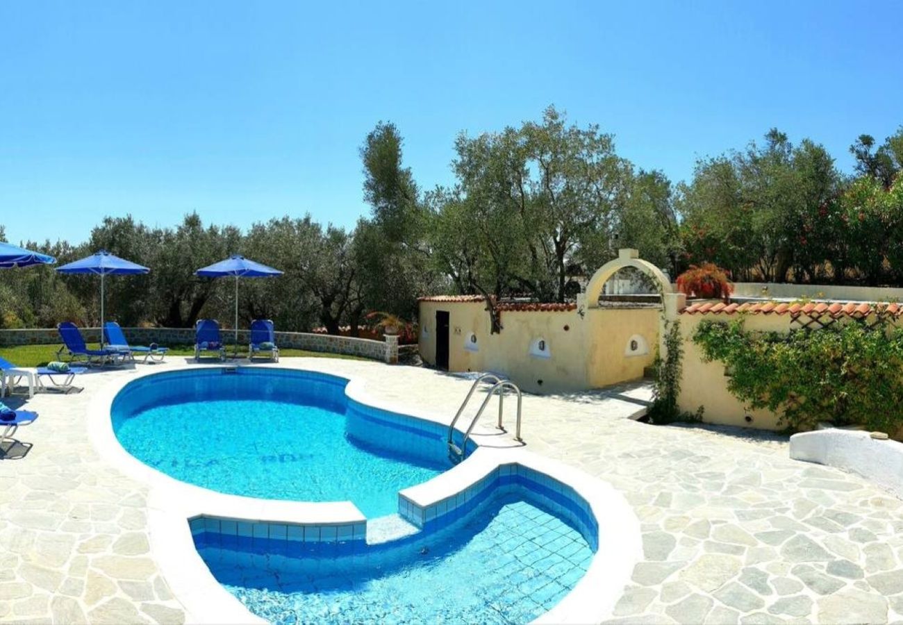 Villa in Kalivia - Roni – Spacious 3-Bedroom Villa with a Lovely Pool