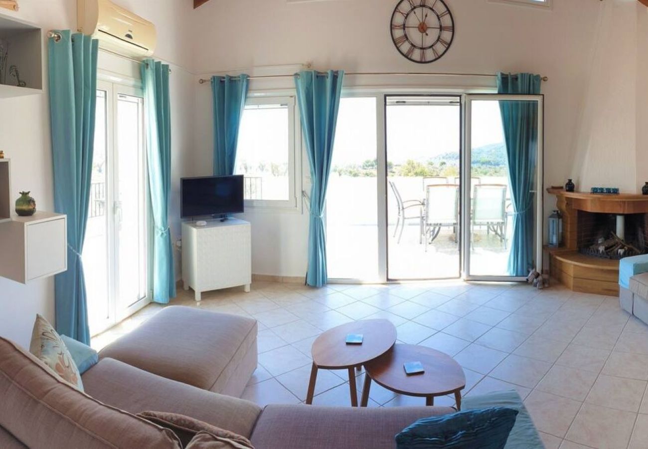 Villa in Kalivia - Roni – Spacious 3-Bedroom Villa with a Lovely Pool