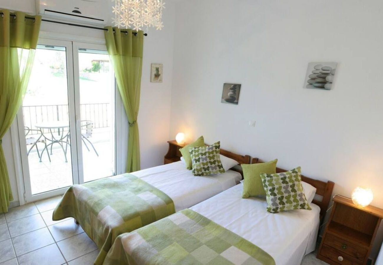 Villa in Kalivia - Roni – Spacious 3-Bedroom Villa with a Lovely Pool