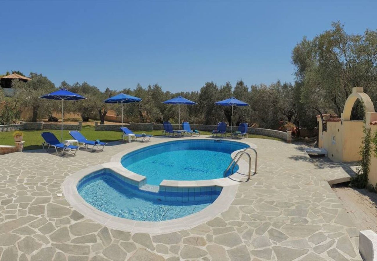 Villa in Kalivia - Roni – Spacious 3-Bedroom Villa with a Lovely Pool