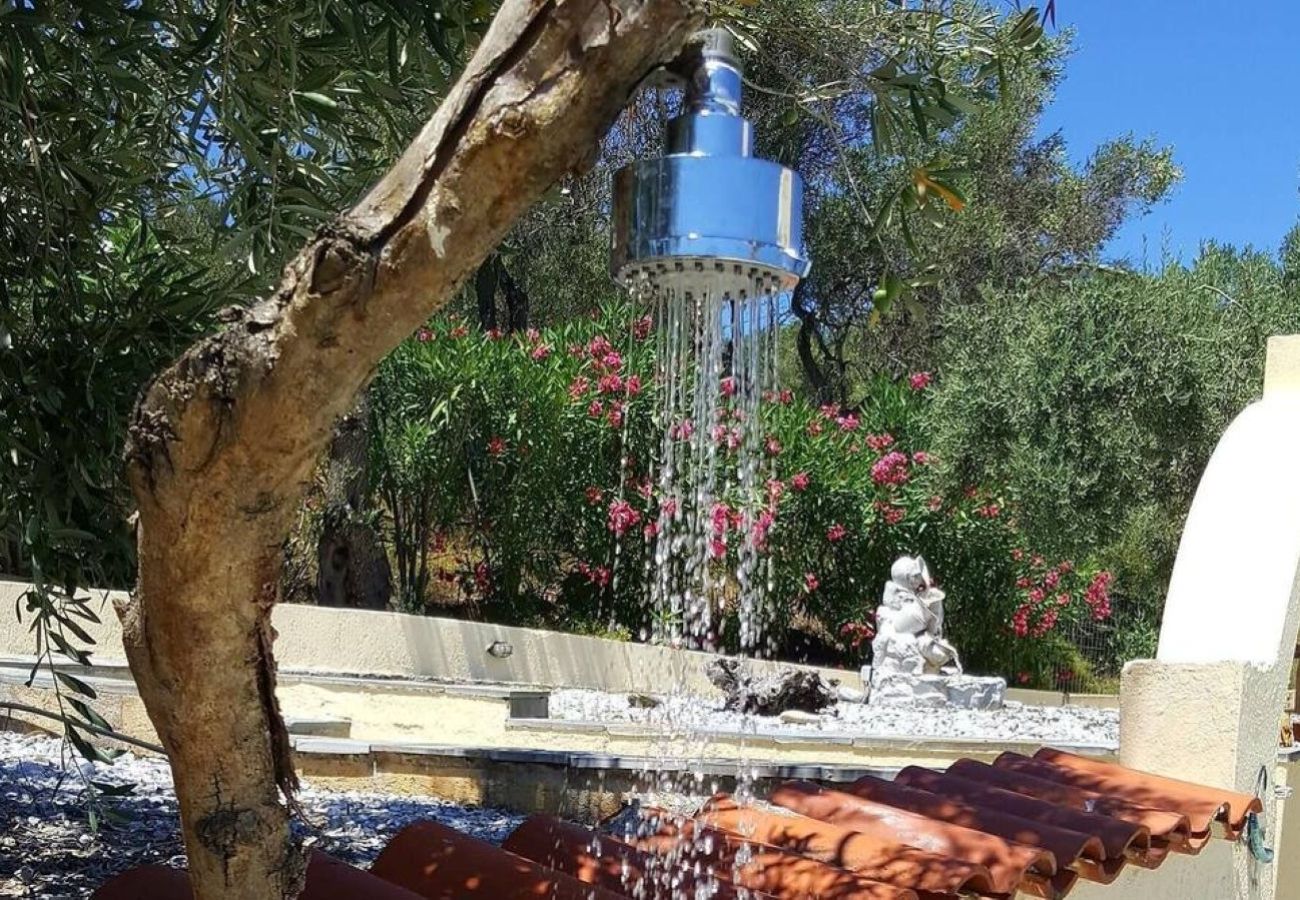 Villa in Kalivia - Roni – Spacious 3-Bedroom Villa with a Lovely Pool