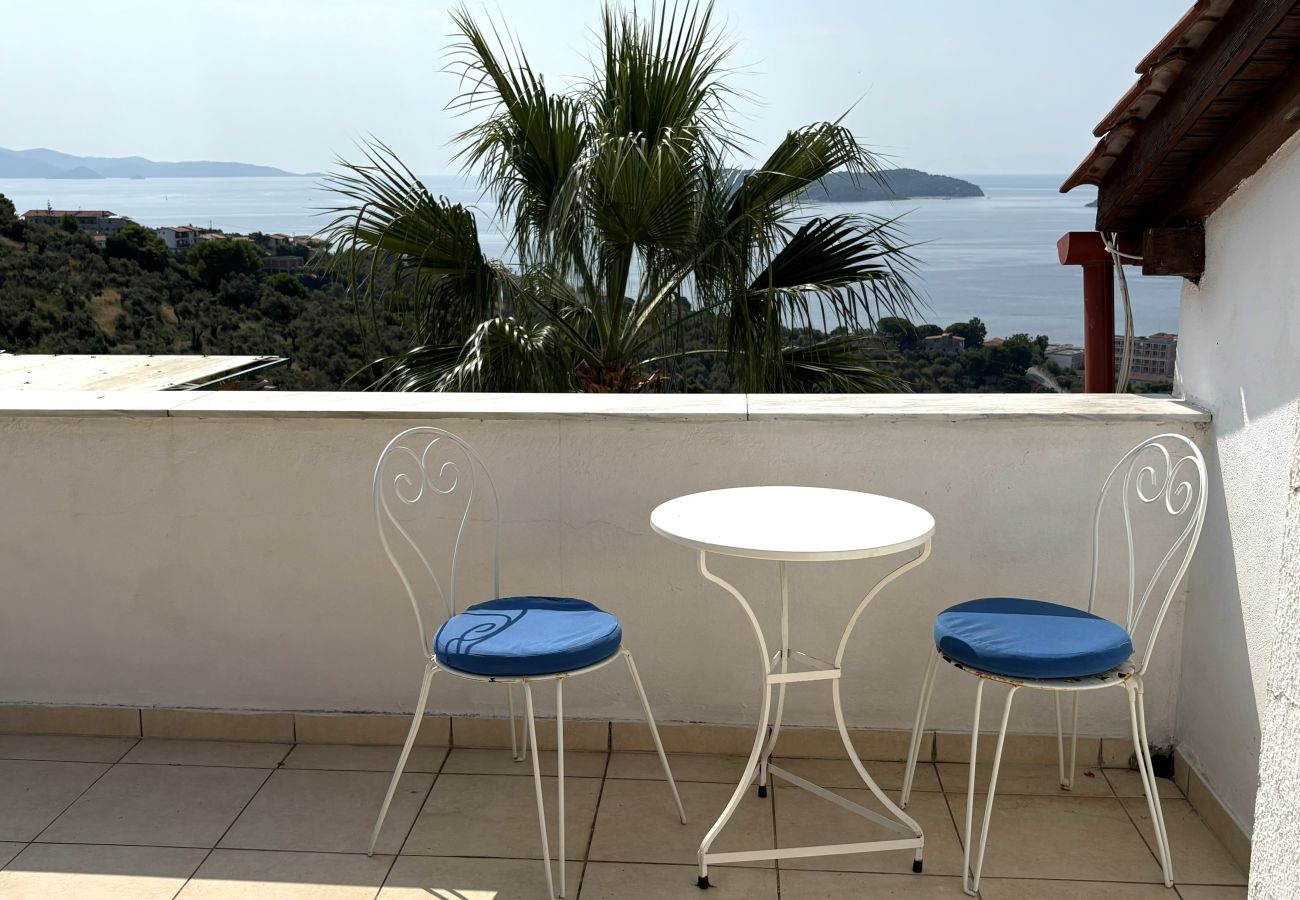 Apartment in Skiathos - Uphill apartment for 4 in Achladies